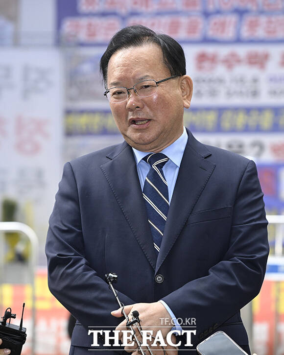 6.3 지방선거 대구광역시장 출마를 선언한 김 전 총리가 후보 면접에 참석하기 위해 민주당사로 입장하고 있다.