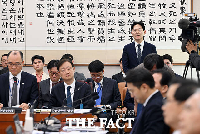 국조특위 전체회의 퇴장 후 입장 밝히는 박상용 검사.