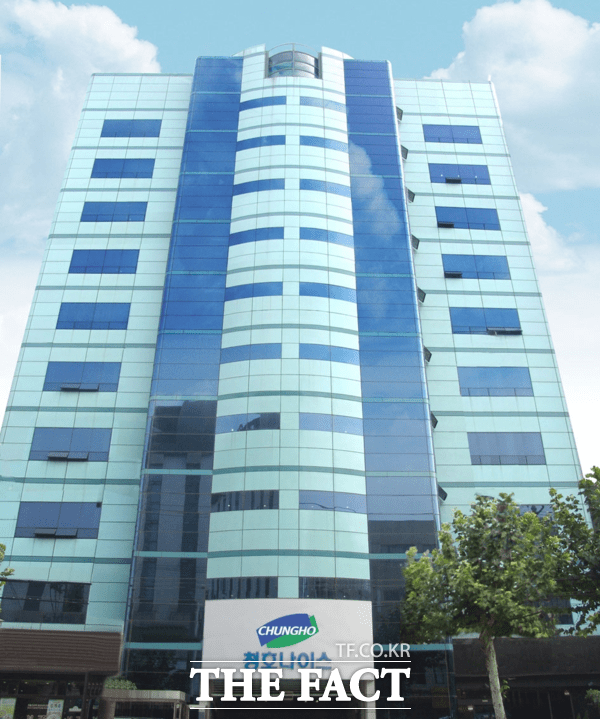 청호나이스가 고 정휘동 회장 별세 이후 약 3000억원 규모 상속세 부담으로 글로벌 사모펀드 매각을 검토하는 가운데, 가업 승계와 세제 부담 논란이 재부각되고 있다. /청호나이스