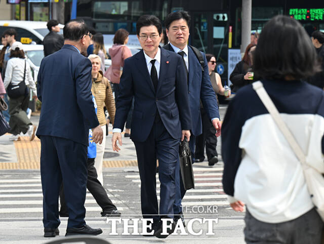 정원오 더불어민주당 서울시장 예비후보가 3일 오후 서울 종로구 송현광장에 마련된 '제주 4.3 제78주년 희생자 추모재'에 참석해 희생자들을 기리며 추모한 뒤 유족을 만나 위로하고 있다.