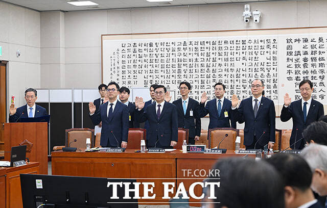 정성호 법무부 장관과 구자현 검찰총장 직무대행, 이종석 국정원장, 기우종 법원행정처 처장직무대행, 이찬진 금감원장(앞줄 왼쪽부터) 및 참석자들이 3일 오전 서울 여의도 국회에서 열린 윤석열 정권 정치검찰 조작기소 의혹사건 진상규명 국정조사 특별위원회 전체회의에서 선서를 하고 있다. /국회=남용희 기자