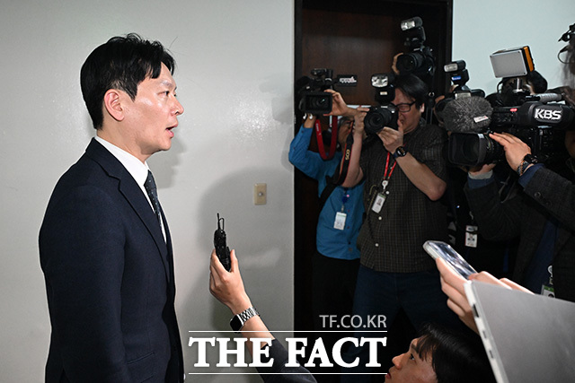 국조특위 전체회의 퇴장 후 입장 밝히는 박상용 검사.