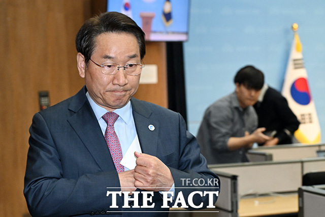 기자회견 열고 발어하는 유 시장.