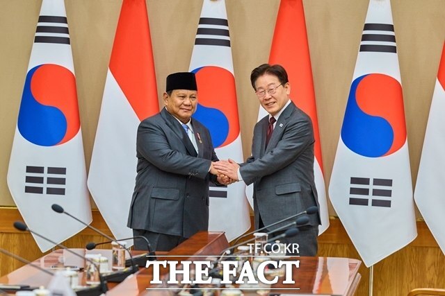 이재명 대통령이 1일 청와대에서 프라보워 수비안토 인도네시아 대통령과 정상회담 기념촬영을 하고 있다. /청와대