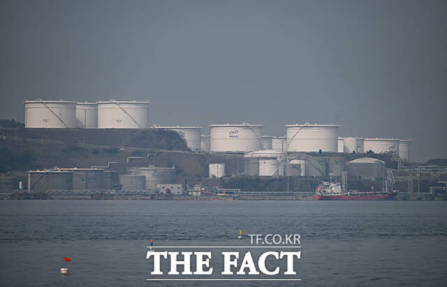 정부가 원유 위기경보를 '주의'에서 '경계'로 격상한 가운데 3일 오전 전남 여수시 원유부두에 적막감이 감돌고 있다. /남해=박헌우 기자