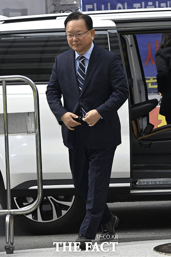 6.3 지방선거 대구광역시장 출마를 선언한 김 전 총리가 후보 면접에 참석하기 위해 민주당사로 입장하고 있다.