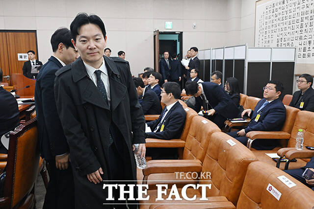 국조특위 전체회의 퇴장 후 입장 밝히는 박상용 검사.