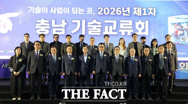 3일 아산시 디바인밸리서 열린 '2026년 제1차 충남 기술교류회'에 참석한 산·학·연 관계자들이 기념 촬영을 하고 있다. /충남TP