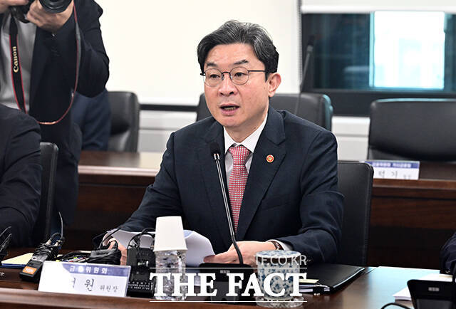 이억원 금융위원장이 1일 오전 서울 종로구 정부서울청사에서 열린 가계부채 점검회의에 참석해 모두발언을 하고 있다. /임영무 기자