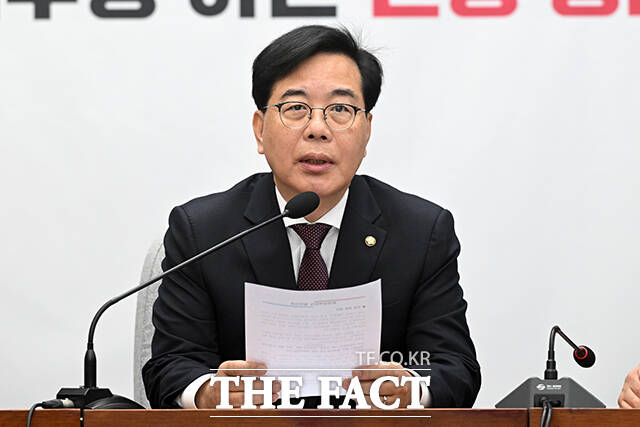 송언석 국민의힘 원내대표(가운데)가 3일 오전 서울 여의도 국회에서 열린 국민의힘 원내대책회의에서 모두 발언을 하고 있다. /국회=서예원 기자