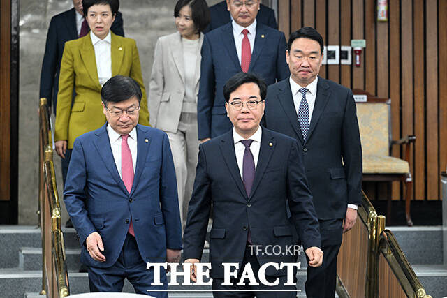 송언석 국민의힘 원내대표(가운데)가 3일 오전 서울 여의도 국회에서 열린 국민의힘 원내대책회의에서 모두 발언을 하고 있다. /국회=서예원 기자