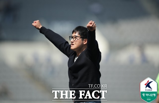 수원 삼성의 '명가 재건'을 이끌고 있는 이정효 감독이 28일 용인FC와 '하나은행 K리그2 2026' 5라운드 원정 경기에서 전반 4분 페신의 선제골 순간 두 팔을 번쩍 들어 기뻐하고 있다. 수원은 이날 1-0 승리로 9년 만에 5연승을 기록했다./용인=K리그