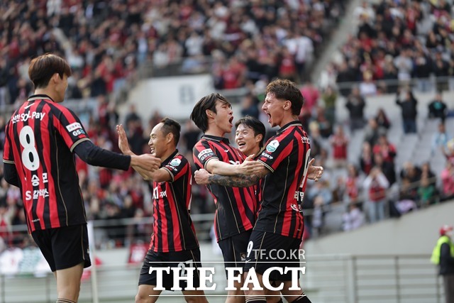 '완전체'로 진화하며 5연승을 노리고 있는 FC서울 선수들./K리그