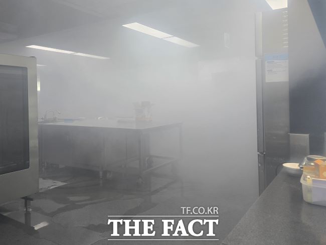 3일 오전 발생한 화재로 수원시 이의동 경기도 청사 24층 식당 안이 연기로 가득 차 있다. /이승호 기자
