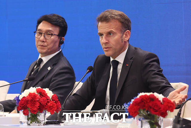 김민석 국무총리와 에마뉘엘 마크롱 프랑스 대통령을 비롯한 주요 경제계 인사들이 3일 서울 여의도 FKI 컨퍼런스센터에서 열린 한-프랑스 경제계 미래대화 폐회식에서 기념촬영을 하고 있다.