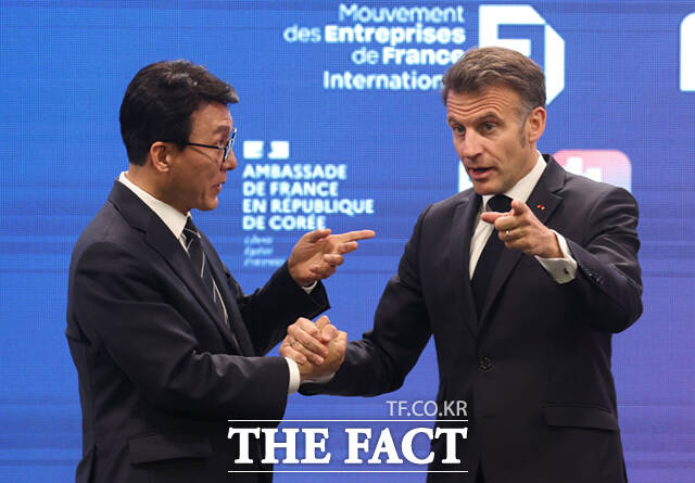 김민석 국무총리와 에마뉘엘 마크롱 프랑스 대통령을 비롯한 주요 경제계 인사들이 3일 서울 여의도 FKI 컨퍼런스센터에서 열린 한-프랑스 경제계 미래대화 폐회식에서 기념촬영을 하고 있다.