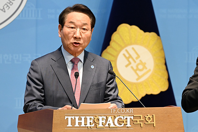 유정복 인천시장이 3일 오후 서울 여의도 국회 소통관에서 기자회견을 열고 발언을 하고 있다. /국회=남용희 기자