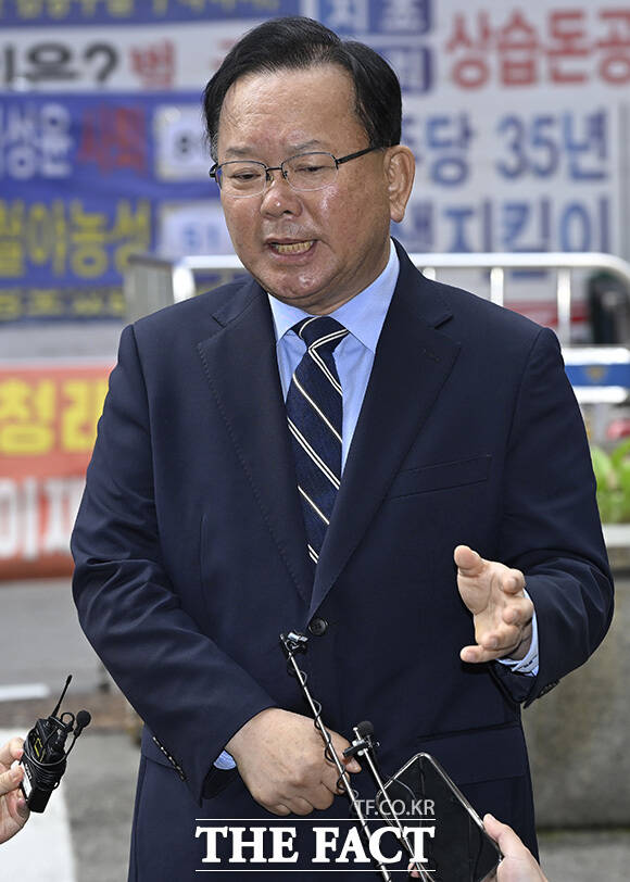 6.3 지방선거 대구광역시장 출마를 선언한 김 전 총리가 후보 면접에 참석하기 위해 민주당사로 입장하고 있다.