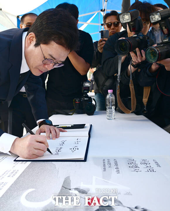 정원오 더불어민주당 서울시장 예비후보가 3일 오후 서울 종로구 송현광장에 마련된 '제주 4.3 제78주년 희생자 추모재'에 참석해 희생자들을 기리며 추모한 뒤 유족을 만나 위로하고 있다.