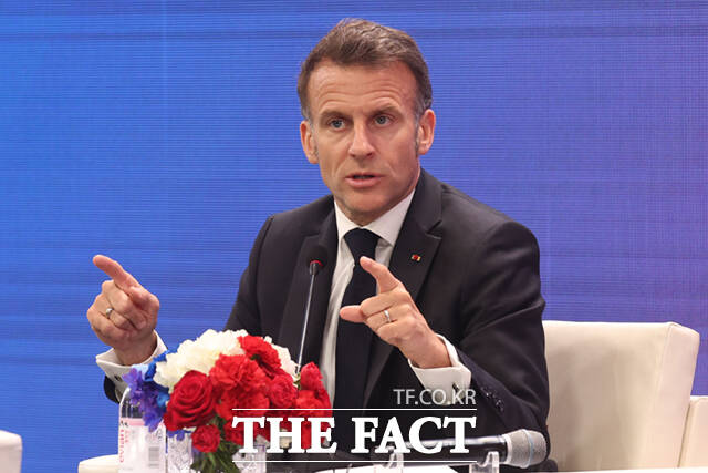 김민석 국무총리와 에마뉘엘 마크롱 프랑스 대통령을 비롯한 주요 경제계 인사들이 3일 서울 여의도 FKI 컨퍼런스센터에서 열린 한-프랑스 경제계 미래대화 폐회식에서 기념촬영을 하고 있다.