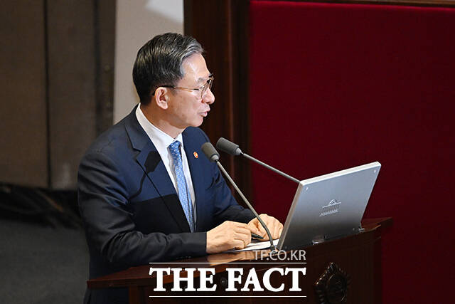 정성호 법무부 장관이 주호영 국민의힘 의원의 질의에 답변하고 있다.