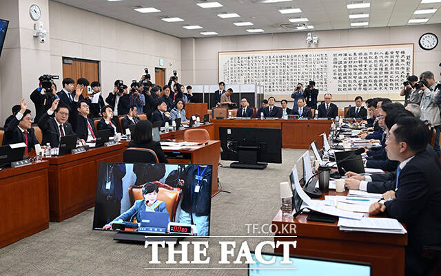 여야 거수표결하는 국조특위.