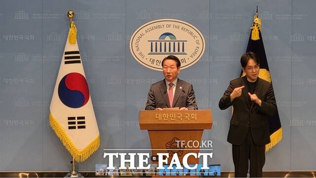 유정복 인천시장이 3일 국회 정론관에서 기자회견을 열고 국민의힘 지도부의 변화를 촉구했다. /유정복 시장