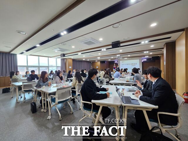 3일 충남사회적경제혁신타운에서 충남교육청, 교육지원청, 지자체 담당자들이 교육 협력 방안을 논의하고 있다. /충남도교육청