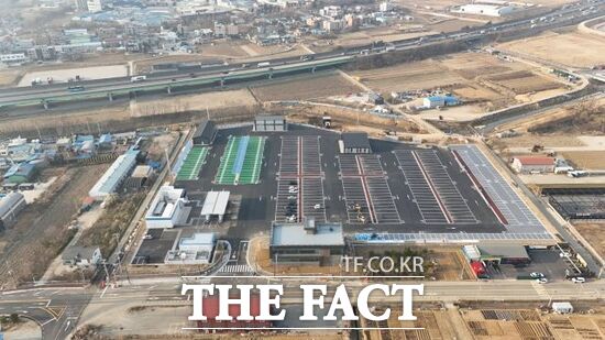 경기도가 평택시 모곡동 일원에 축구장 약 4개 넓이 규모로 조성, 도내 38번째 버스공영차고지로 운영을 시작한 '중부권 버스공영차고지' 전경 /평택시