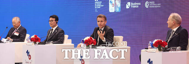 김민석 국무총리와 에마뉘엘 마크롱 프랑스 대통령을 비롯한 주요 경제계 인사들이 3일 서울 여의도 FKI 컨퍼런스센터에서 열린 한-프랑스 경제계 미래대화 폐회식에서 기념촬영을 하고 있다.