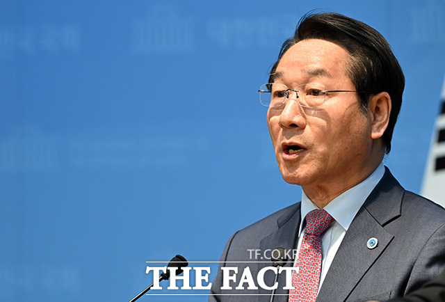 기자회견 열고 발어하는 유 시장.