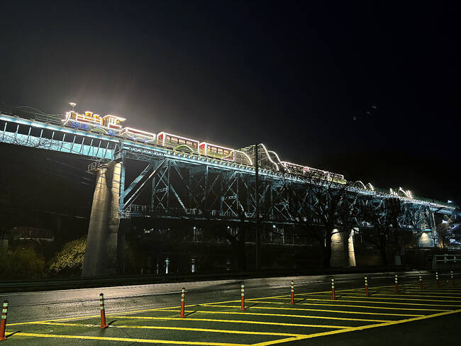 안동시가 관광거점도시 육성을 본격화 하고 있다. 성락철교 야경모습 /안동시