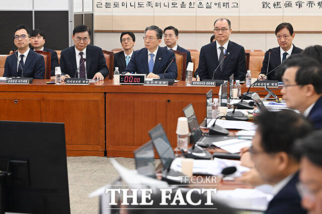 특위 출석한 구자현 검찰총장 직무대행과 이종석 국정원장, 정성호 법무부 장관, 기우종 법원행정처 처장직무대행, 이찬진 금감원장(왼쪽부터).