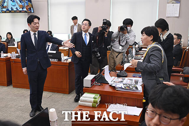 국조특위 전체회의 퇴장 후 입장 밝히는 박상용 검사.