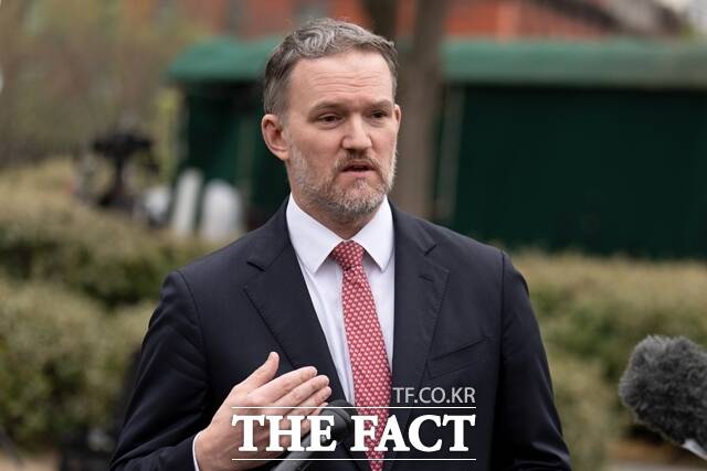 제이미슨 그리어 미국 무역대표부(USTR) 대표가 2일(현지시간) 백악관 앞에서 취재진과 이야기하고 있다. /AP. 뉴시스