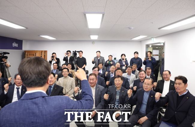 3일 김동연 더불어민주당 경기도지사 경선후보 선거캠프에서 각 단체들의 지지 선언에 김동연 후보가 '파이팅'을 외치며 화답하고 있다. /달달캠프