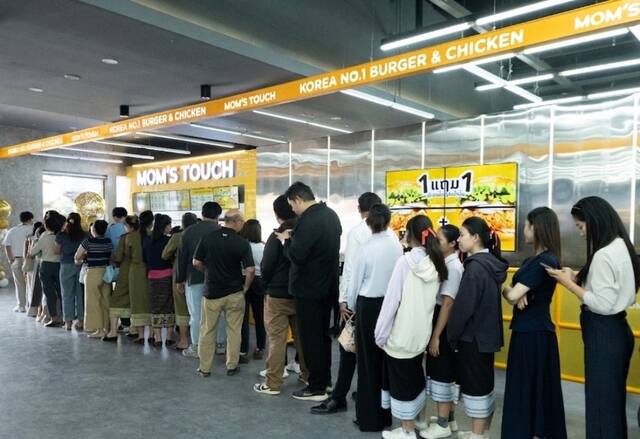 맘스터치가 라오스 수도 비엔티안에 마스터 프랜차이즈(MF) 1호점을 오픈하고 현지 시장 공략에 본격적으로 나섰다. 사진은 오픈 당이 100명 이상이 대기하는 모습. /맘스터치