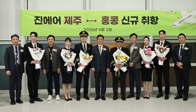 진에어 제주-홍콩 취항식에서 진에어 임직원들이 기념 촬영을 하고 있다. /진에어