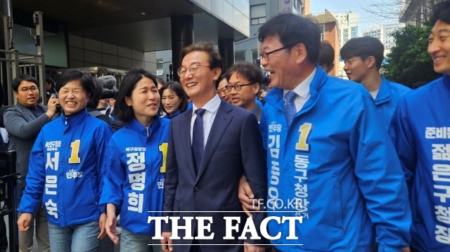 6·3 지방선거 부산시장 출마를 선언한 전재수 민주당 의원이 지난 2일 부산 동구 해양수산부 청사 인근에서 지방선거 출마 예정자들과 이동하는 모습. /서다빈 기자