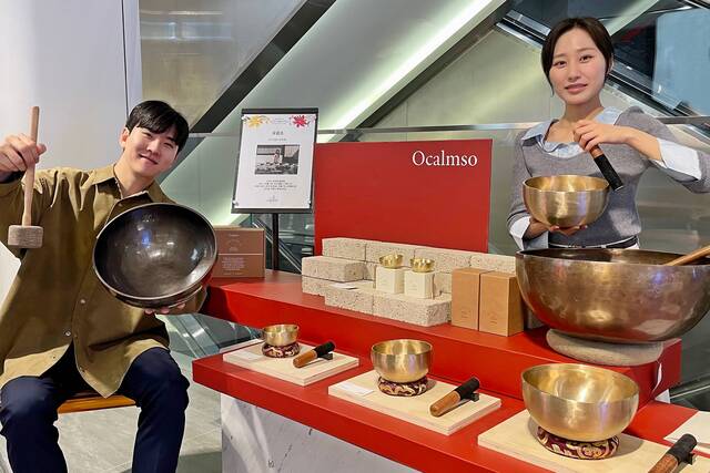 갤러리아백화점은 서울 명품관에서 국내 싱잉볼(명상종) 브랜드인 '오감소'와 함께 3040세대에서 유행하고 있는 마음 건강 콘셉트의 팝업을 연다. /갤러리아백화점