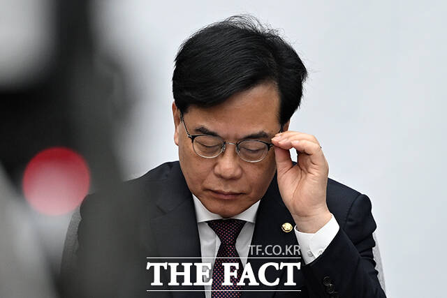 송언석 국민의힘 원내대표(가운데)가 3일 오전 서울 여의도 국회에서 열린 국민의힘 원내대책회의에서 모두 발언을 하고 있다. /국회=서예원 기자