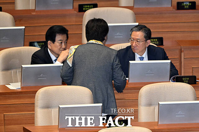 서영교 국회 법제사법위원장(가운데)과 정동영 통일부 장관, 정성호 법무부 장관이 대정부질문에 앞서 대화를 나누고 있다.