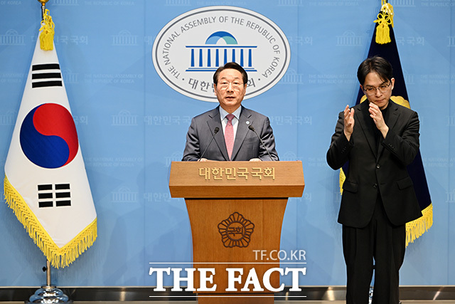 기자회견 열고 발어하는 유 시장.