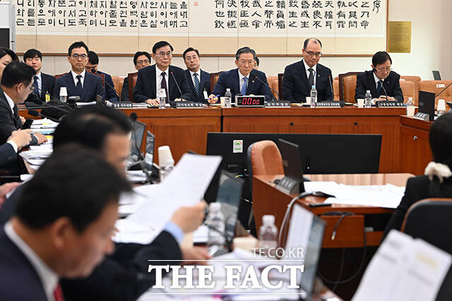 윤석열 정권 정치검찰 조작기소 의혹사건 진상규명 국정조사 특별위원회 전체회의 참석한 구자현 검찰총장 직무대행과 이종석 국정원장, 정성호 법무부 장관, 기우종 법원행정처 처장직무대행, 이찬진 금감원장(왼쪽부터).