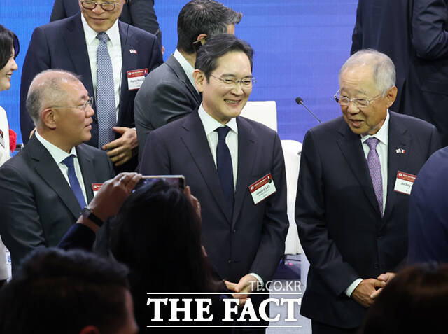 김민석 국무총리와 에마뉘엘 마크롱 프랑스 대통령을 비롯한 주요 경제계 인사들이 3일 서울 여의도 FKI 컨퍼런스센터에서 열린 한-프랑스 경제계 미래대화 폐회식에서 기념촬영을 하고 있다.