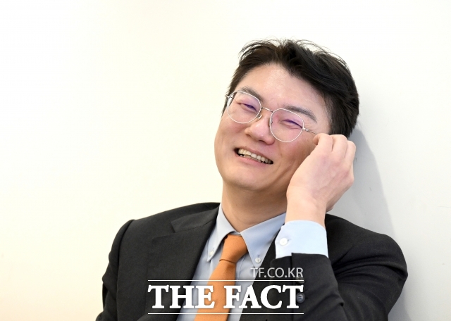 김정철 개혁신당 서울시장 후보가 2일 서울 관악구의 한 카페에서 <더팩트>와 인터뷰하고 있다. /이새롬 기자