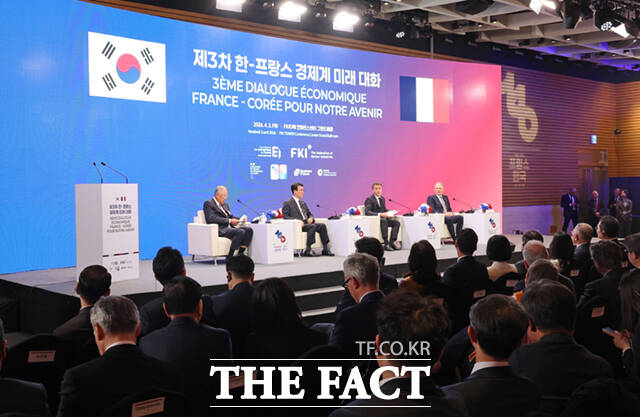 김민석 국무총리와 에마뉘엘 마크롱 프랑스 대통령을 비롯한 주요 경제계 인사들이 3일 서울 여의도 FKI 컨퍼런스센터에서 열린 한-프랑스 경제계 미래대화 폐회식에서 기념촬영을 하고 있다.