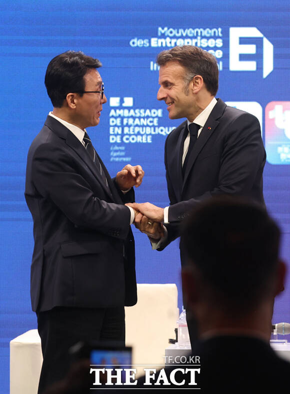 김민석 국무총리와 에마뉘엘 마크롱 프랑스 대통령을 비롯한 주요 경제계 인사들이 3일 서울 여의도 FKI 컨퍼런스센터에서 열린 한-프랑스 경제계 미래대화 폐회식에서 기념촬영을 하고 있다.