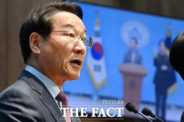 기자회견 열고 발어하는 유 시장.