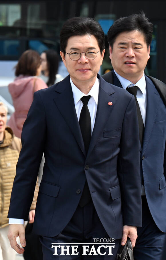 정원오 더불어민주당 서울시장 예비후보가 3일 오후 서울 종로구 송현광장에 마련된 '제주 4.3 제78주년 희생자 추모재'에 참석해 희생자들을 기리며 추모한 뒤 유족을 만나 위로하고 있다.